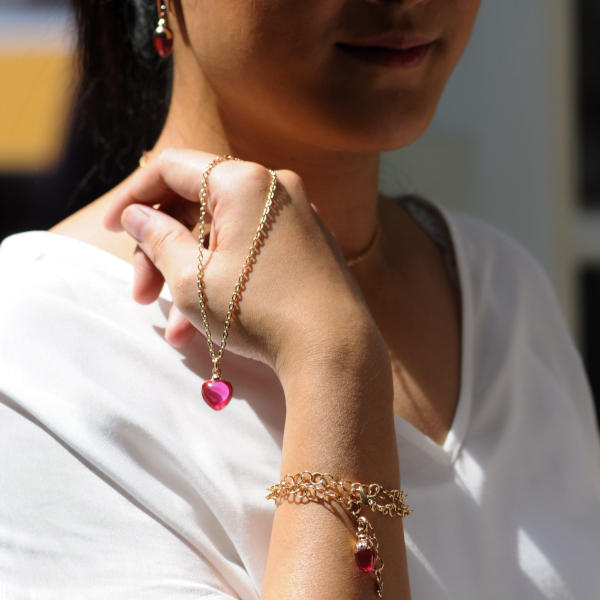 Sabay Jewels Set Kette, Armband in Roségold und Charm in Rhodolit-Pink.