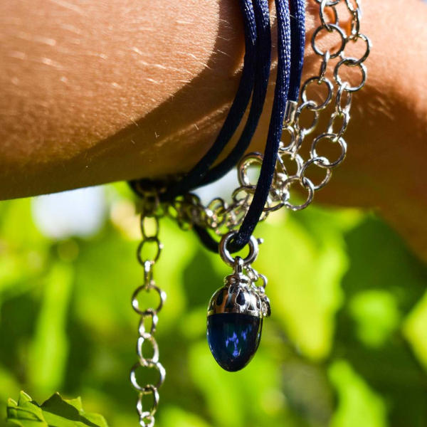Sabay Jewels Set Silberkette, Schmuckband und Charm in Sapphire-Blau am Arm.