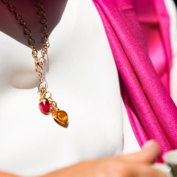 Sabay Jewels Fantasykette lang mit Herzanhänger Djai und Tropfenanhänger Suay.